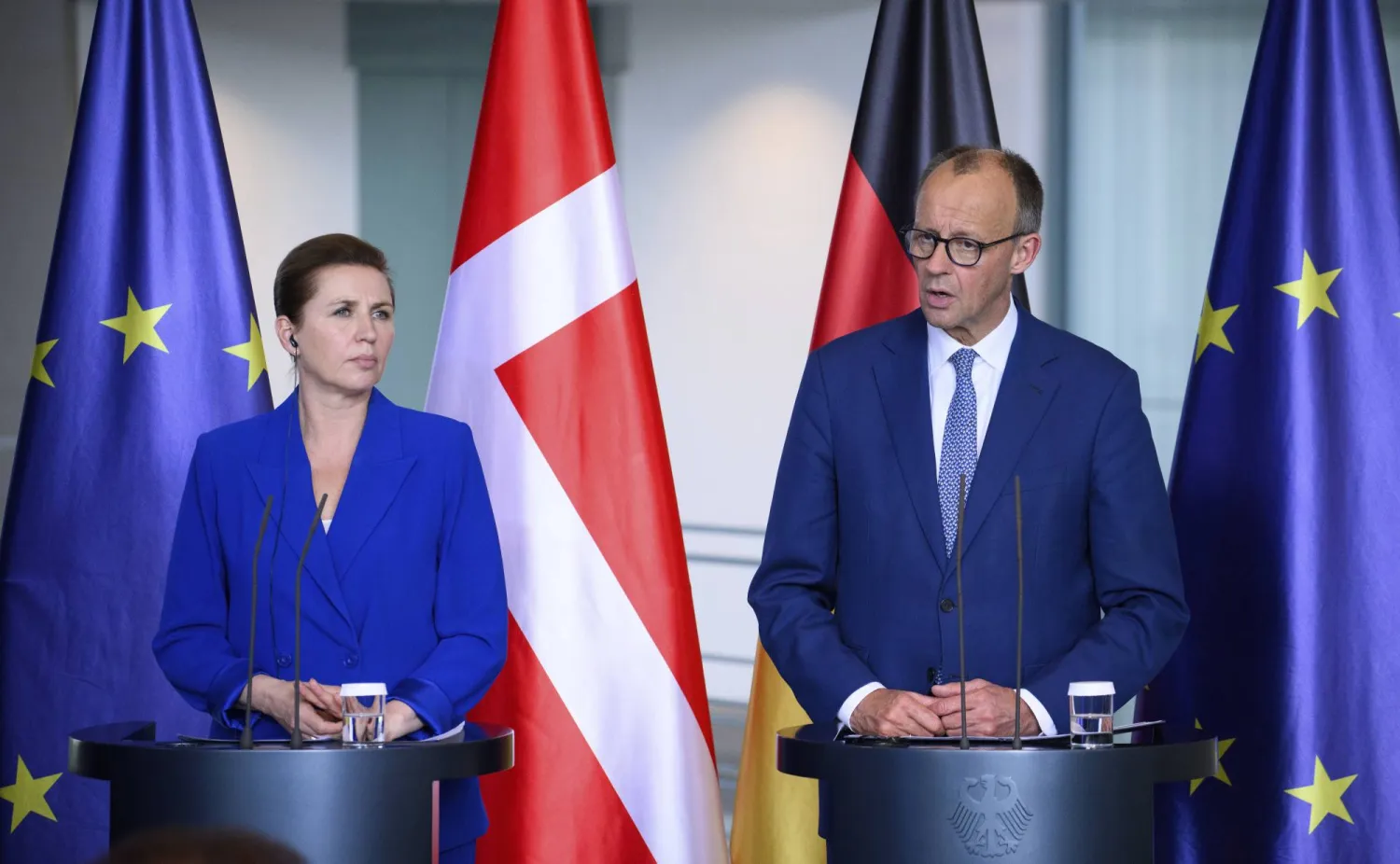 رئيسة الوزراء الدنماركية ميته فريدريكسن والمستشار الألماني فريدريش ميرتس يتحدثان خلال مؤتمر صحافي في برلين (أ.ب)