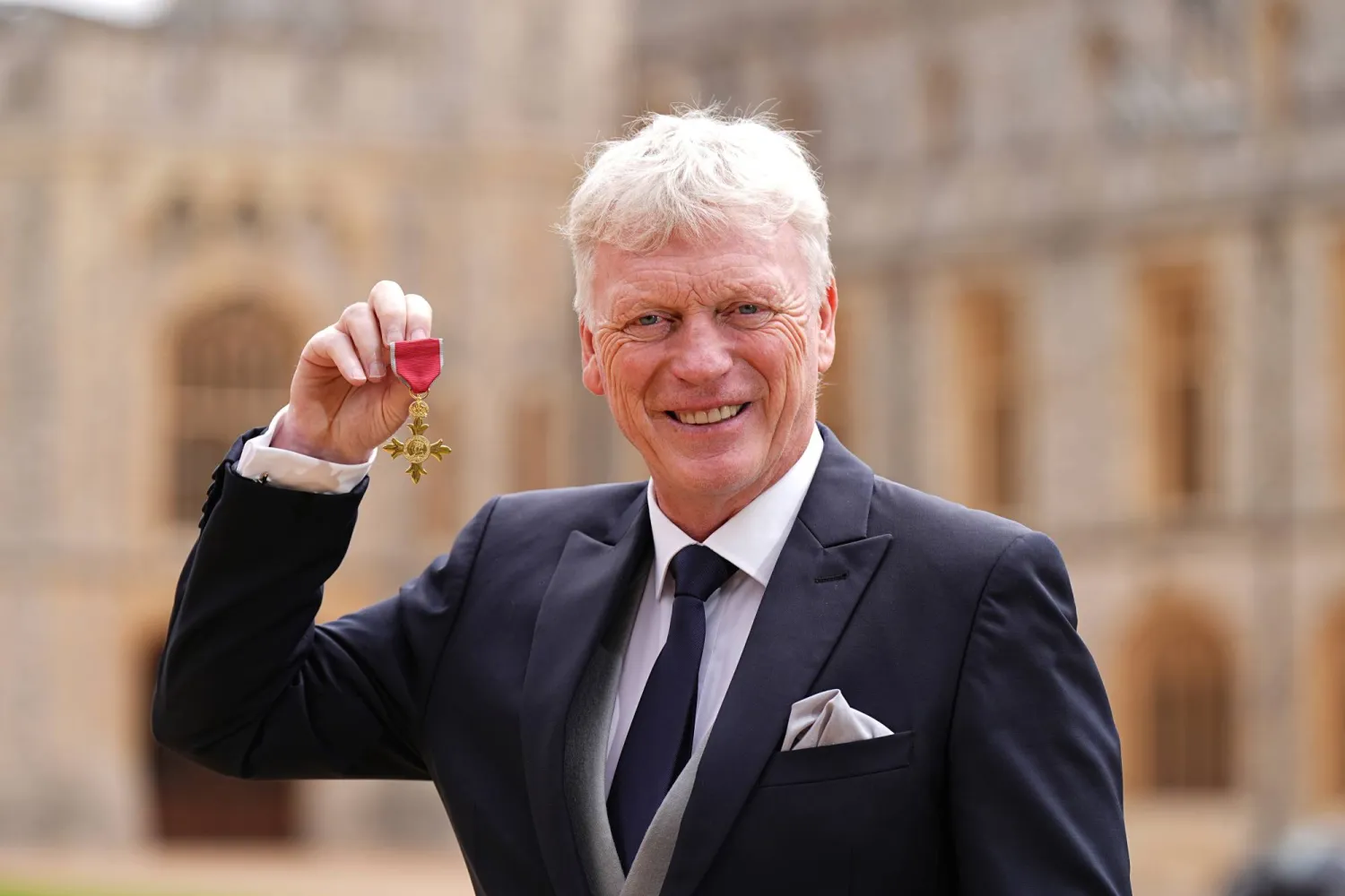 ديفيد مويز يحتفل بحصوله على وسام الإمبراطورية البريطانية (أ.ب)