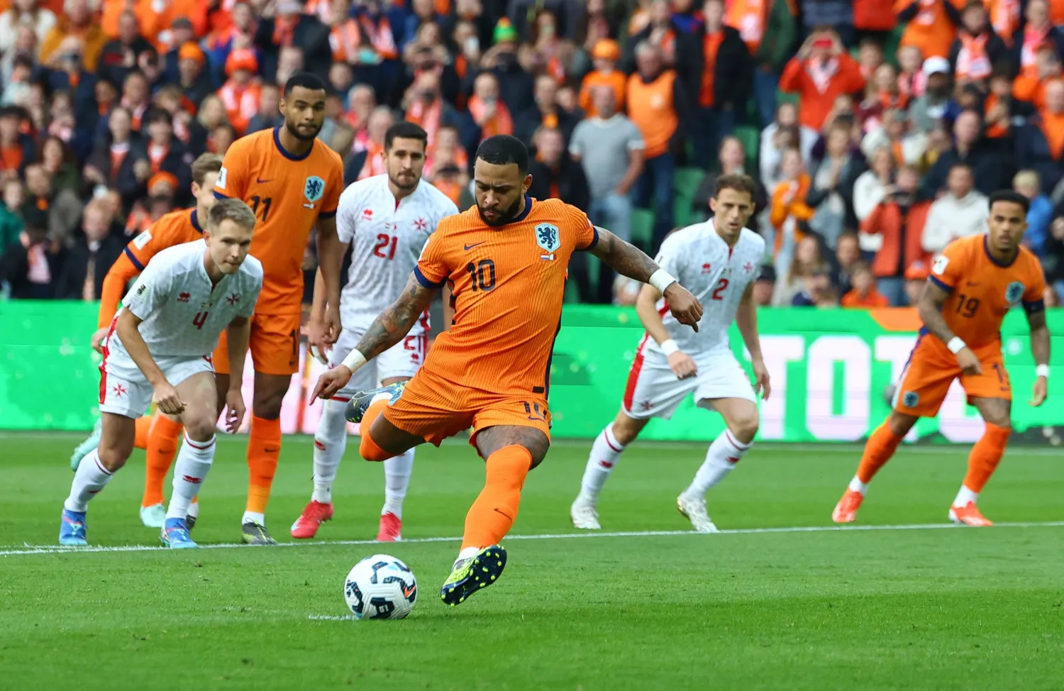 ديباي يفتتح مهرجان اهداف هولندا في مرمى مالطا من ركلة جزاء (رويترز)