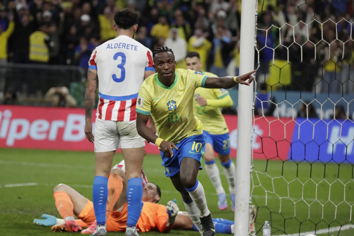 فينيسيوس يحتفل بتسجيل هدف فوز البرازيل في مرمى الباراغواي (إ.ب.أ)