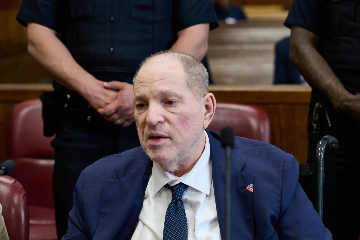 هارفي واينستين خلال محاكمته في نيويورك اليوم (إ.ب.أ)