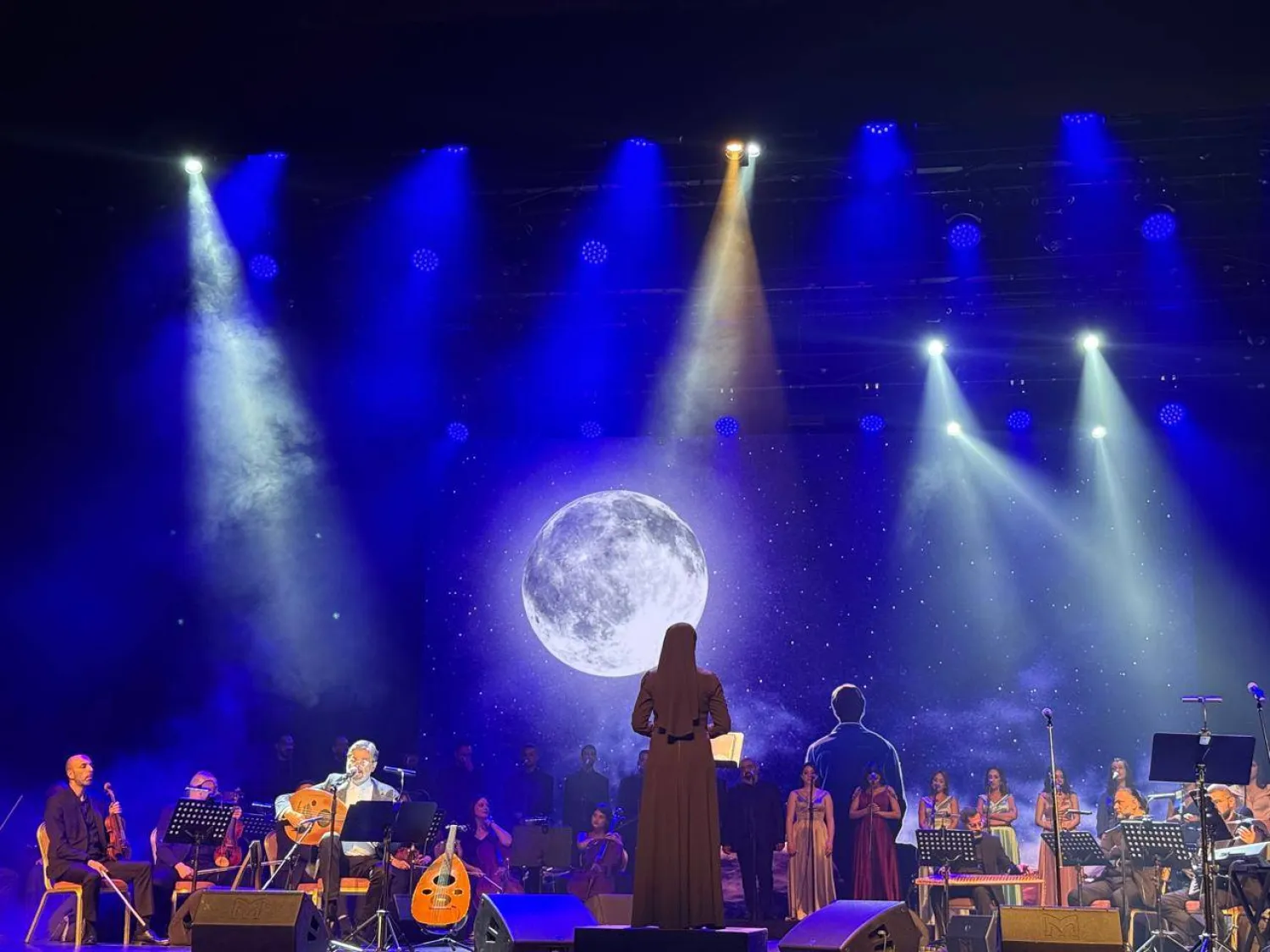 قمرٌ شاهد على أمسية أعادت ترتيب العلاقة بين القلب والكلمة (الشرق الأوسط)