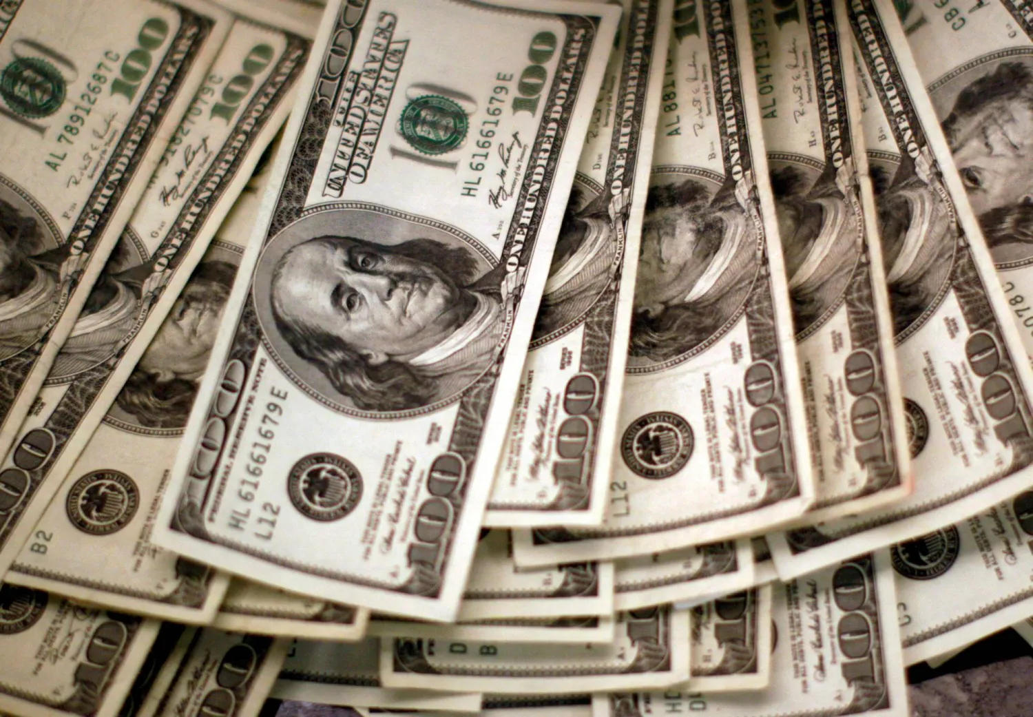 أوراق نقدية من فئة الدولار الأميركي (رويترز)