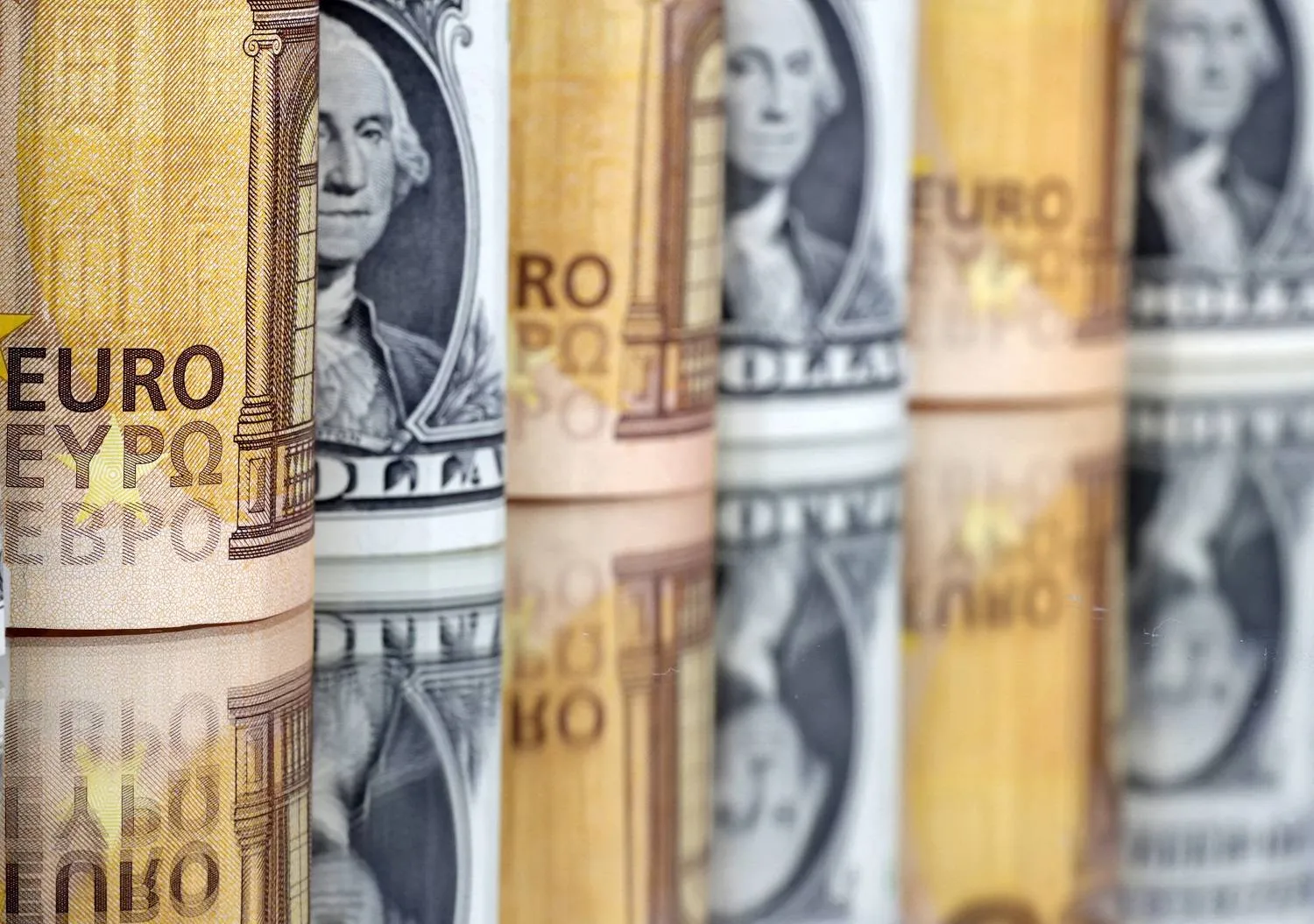 أوراق نقدية من الدولار واليورو (رويترز)
