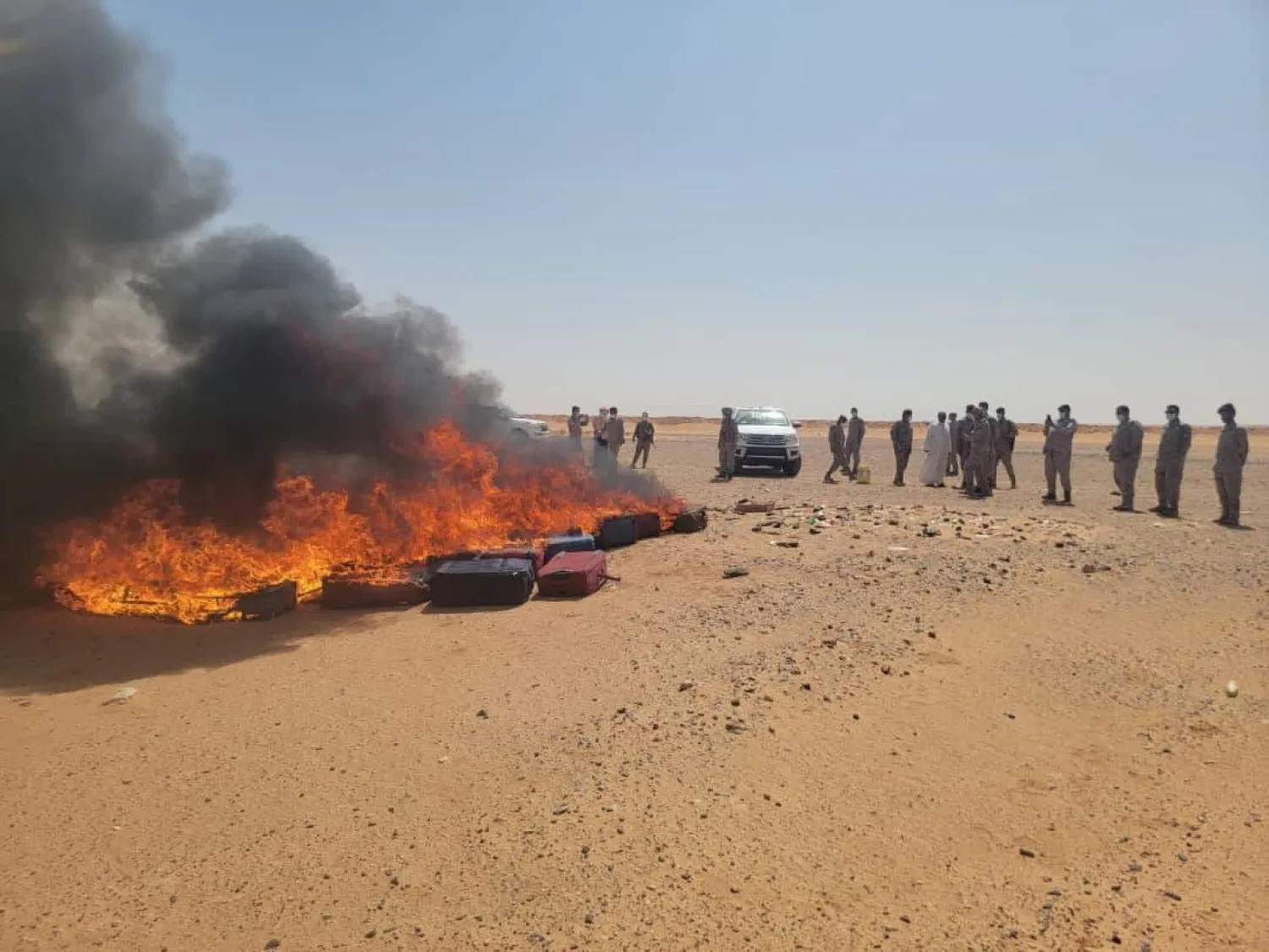 جانب من عملية إتلاف مواد مخدرة ضُبطت سابقاً على الحدود اليمنية - السعودية (سبأ)