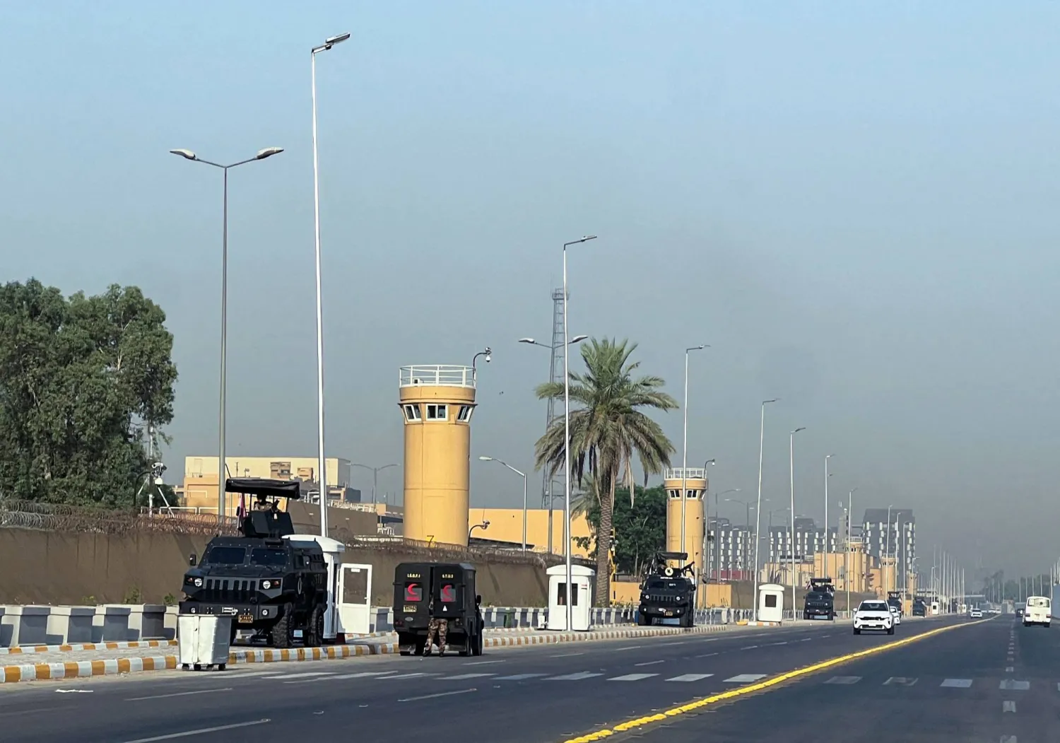 مدرعات تابعة للأمن العراقي تتمركز خارج السفارة الأميركية في ببغداد (رويترز)