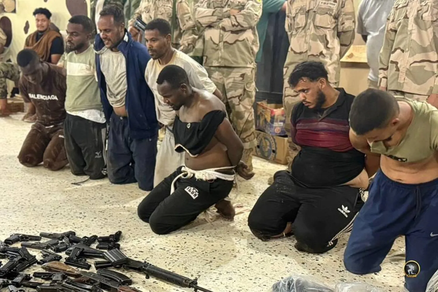 بعض المتهمين بتهريب الوقود والسلاح لـ«الحركات المسلحة» عبر الحدود مع ليبيا (كتيبة سبل السلام)