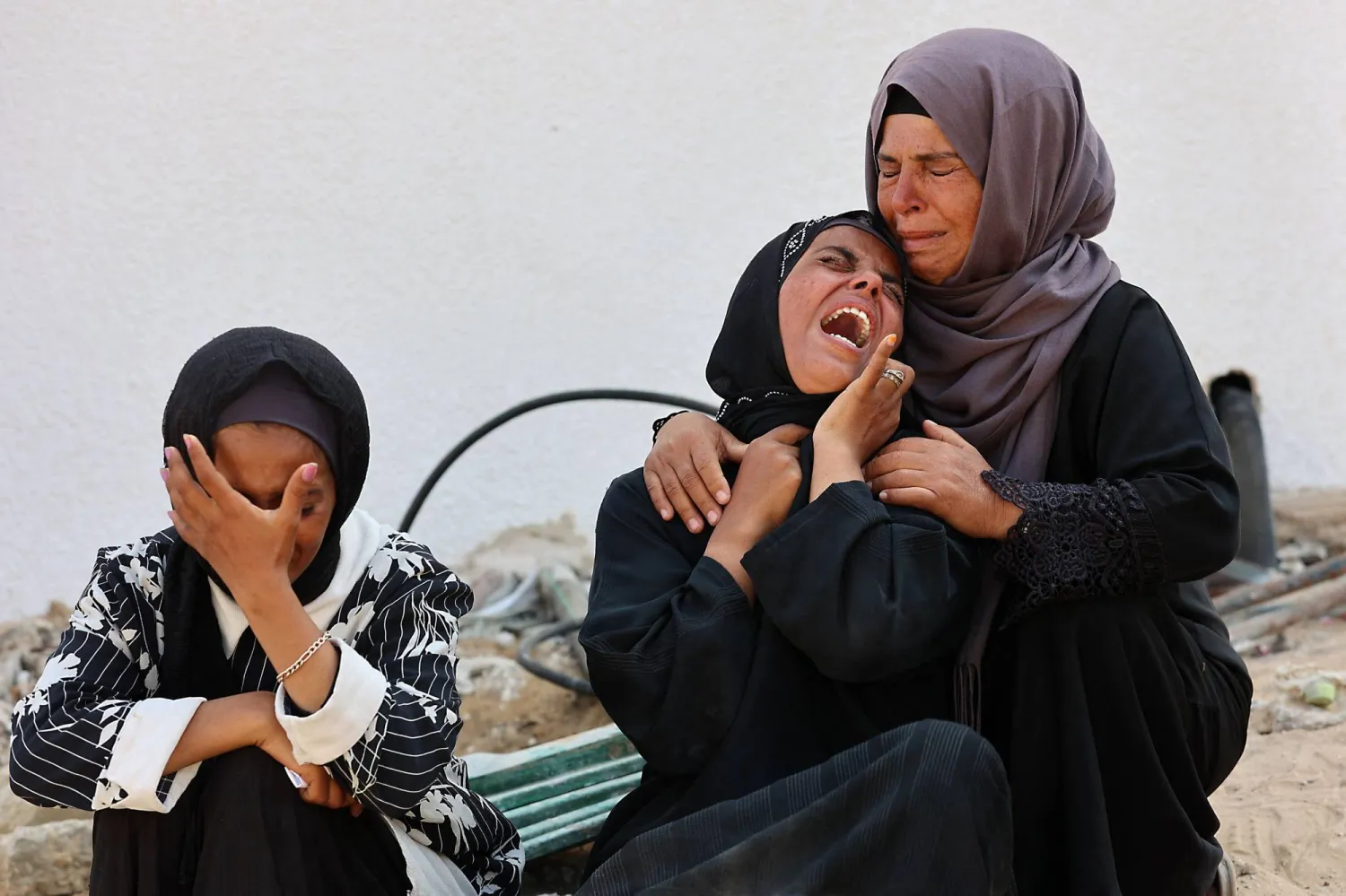 فلسطينيات يبكين أحد أحبائهن بعد قتله في قصف إسرائيلي يوم الخميس بمدينة غزة (أ.ف.ب)