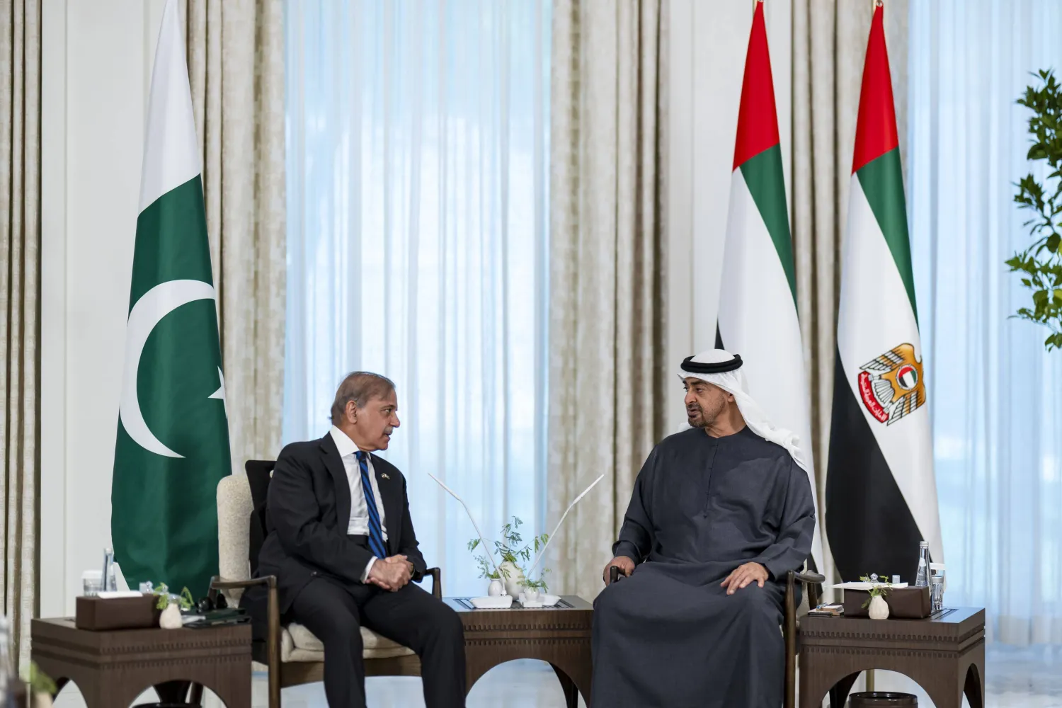 الشيخ محمد بن زايد آل نهيان رئيس دولة الإمارات مع رئيس وزراء باكستان محمد شهباز شريف (وام)