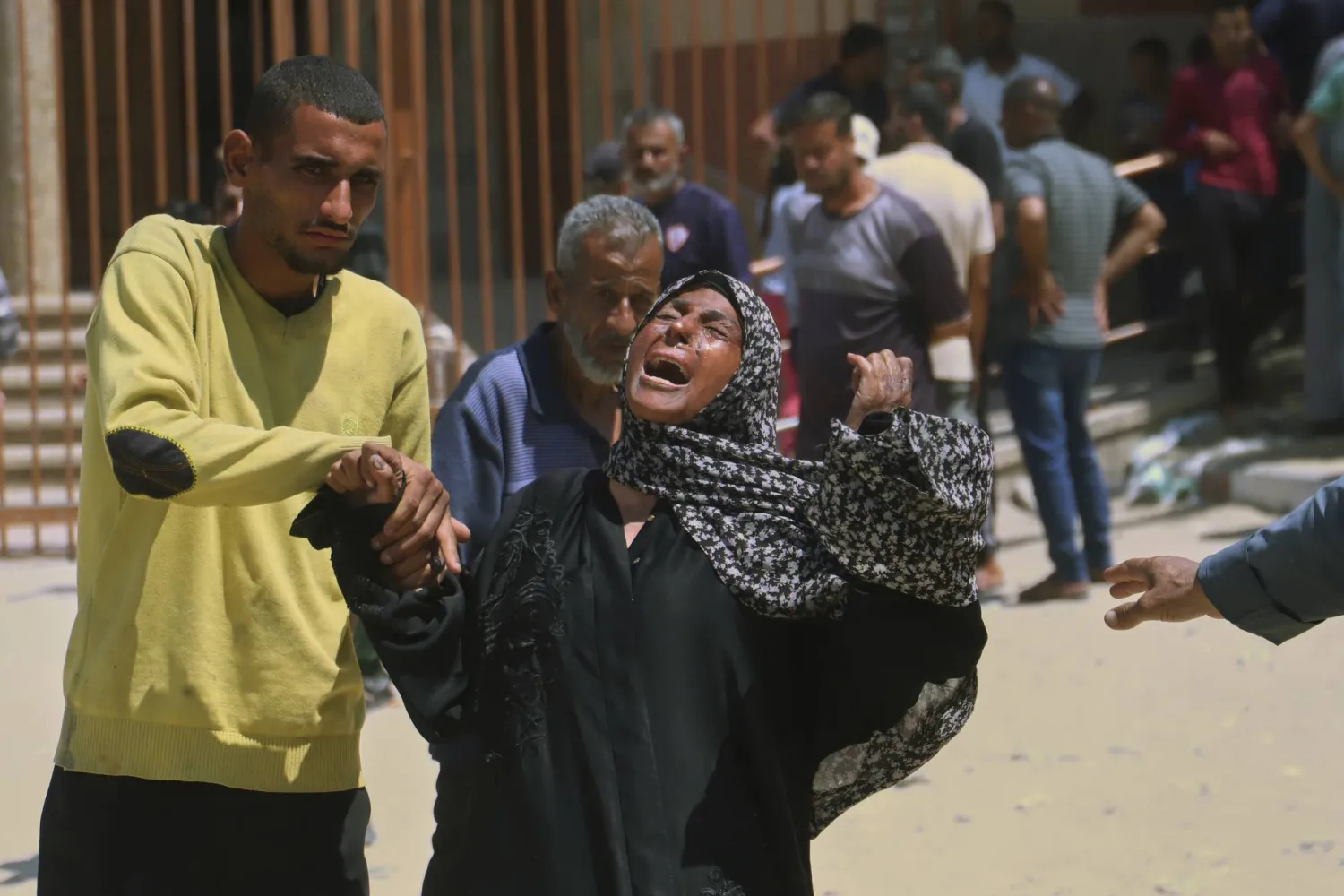 فلسطينية تبكي شقيقها الذي قتل في أثناء محاولته تلقي مساعدات غذائية في رفح جنوب غزة يوم الأربعاء (أ.ب)