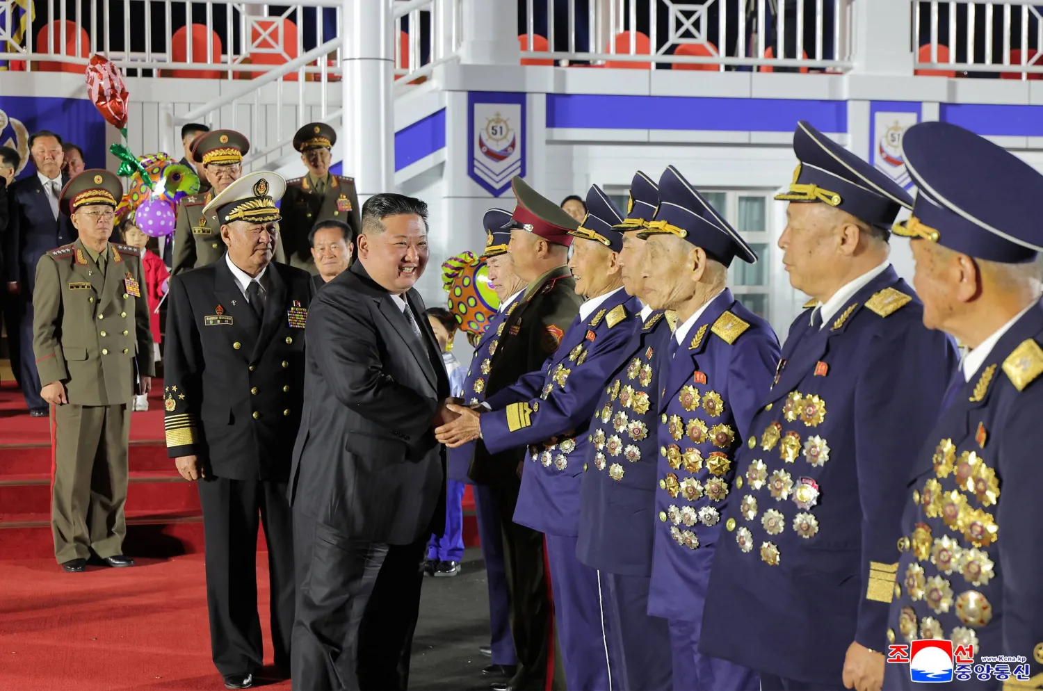 زعيم كوريا الشمالية كيم جونغ أون خلال المحاولة الأولى لتدشين المدمرة البحرية الجديدة (رويترز)