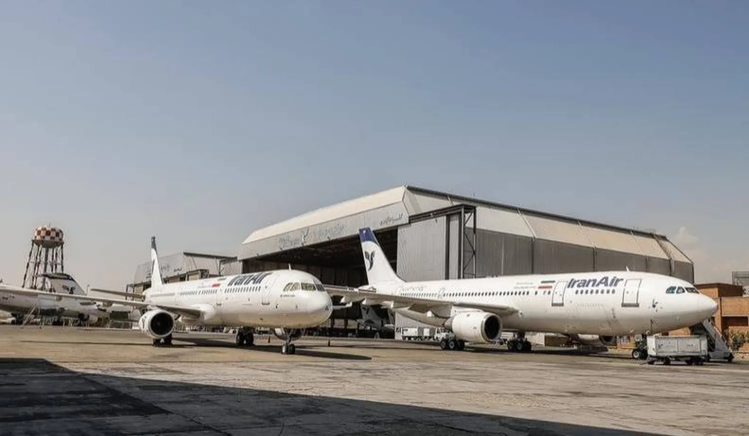 طائرتان تابعتان للخطوط الجوية الإيرانية في مطار الإمام الخميني الدولي جنوب طهران (أرشيفية - ميزان)
