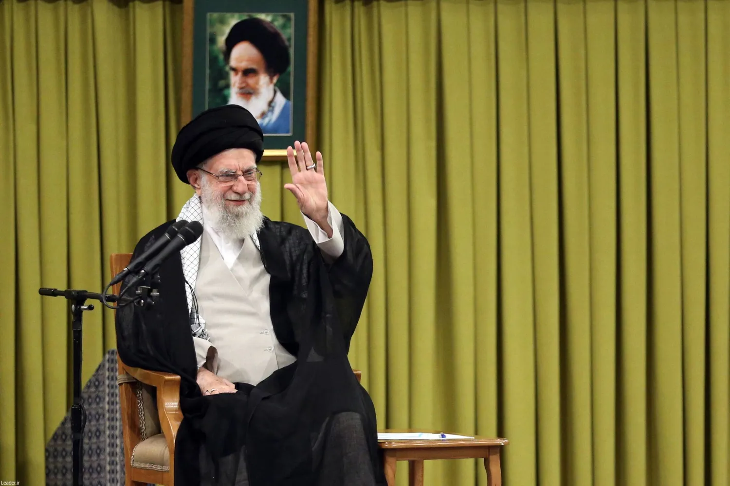 المرشد الإيراني علي خامنئي يحيي الحشود في طهران (إ.ب.أ)