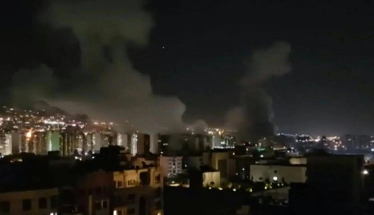 صورة مأخوذة من فيديو بثته «قناة إيران» التلفزيونية في 13 يونيو 2025 تظهر دخاناً متصاعداً من الانفجارات بعد أن أعلنت إسرائيل أنها نفذت ضربات على مواقع نووية وعسكرية إيرانية (أ.ف.ب)