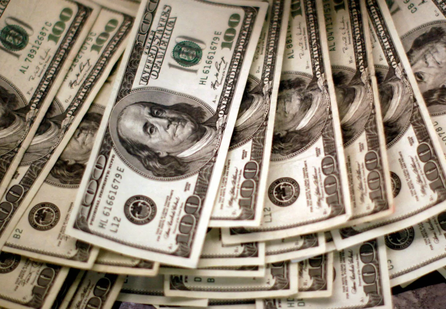 أوراق نقدية من فئة 100 دولار (رويترز)