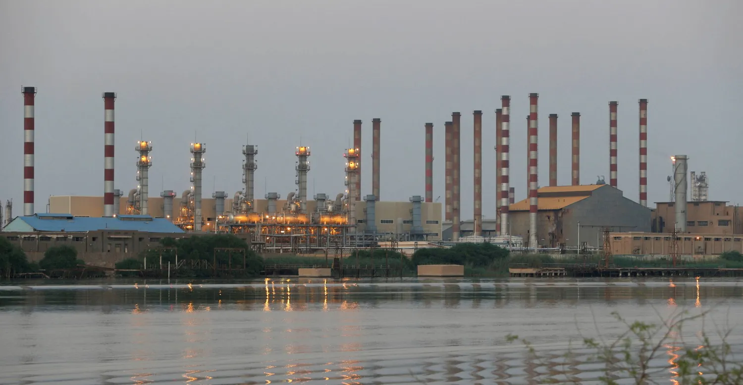 منظر عام لـ«مصفاة عبادان النفطية» في جنوب غربي إيران (أرشيفية - رويترز)