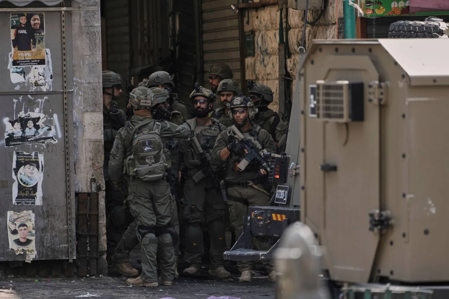 جنود إسرائيليون أثناء مداهمة في مدينة نابلس بالضفة الغربية... 10 يونيو 2025 (أ.ب)