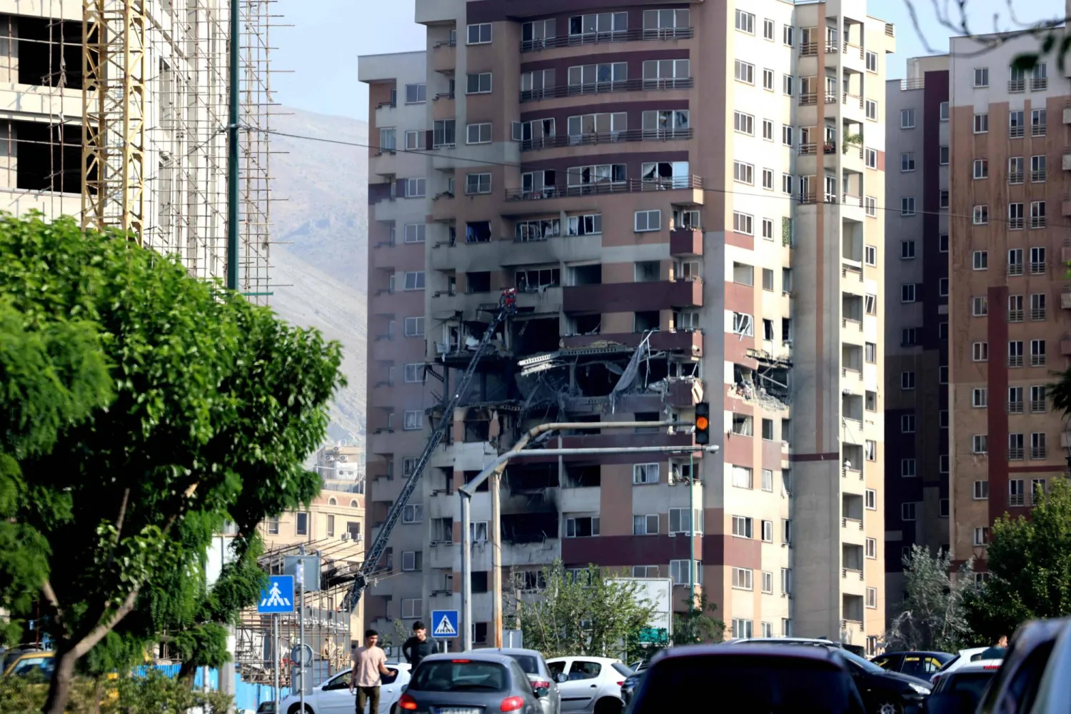 صورة من أمام مبنى استهدفه هجوم إسرائيلي في العاصمة الإيرانية طهران... 13 يونيو 2025 (أ.ف.ب)