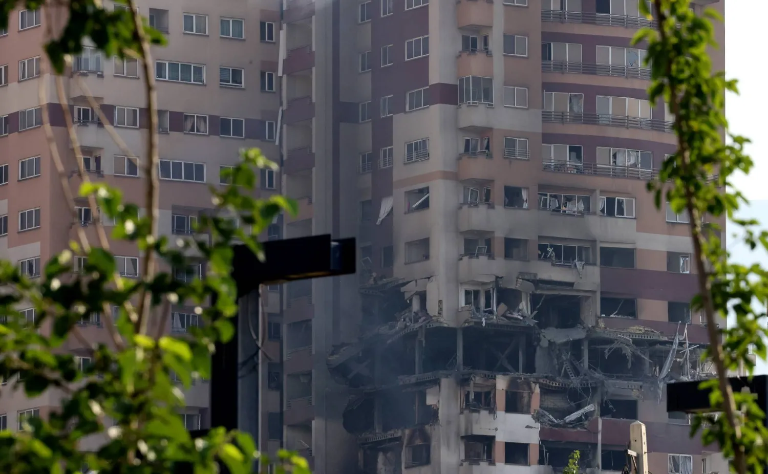 صورة لمبنى تعرّض لقصف جوي إسرائيلي شمال طهران... 13 يونيو 2025 (إ.ب.أ)