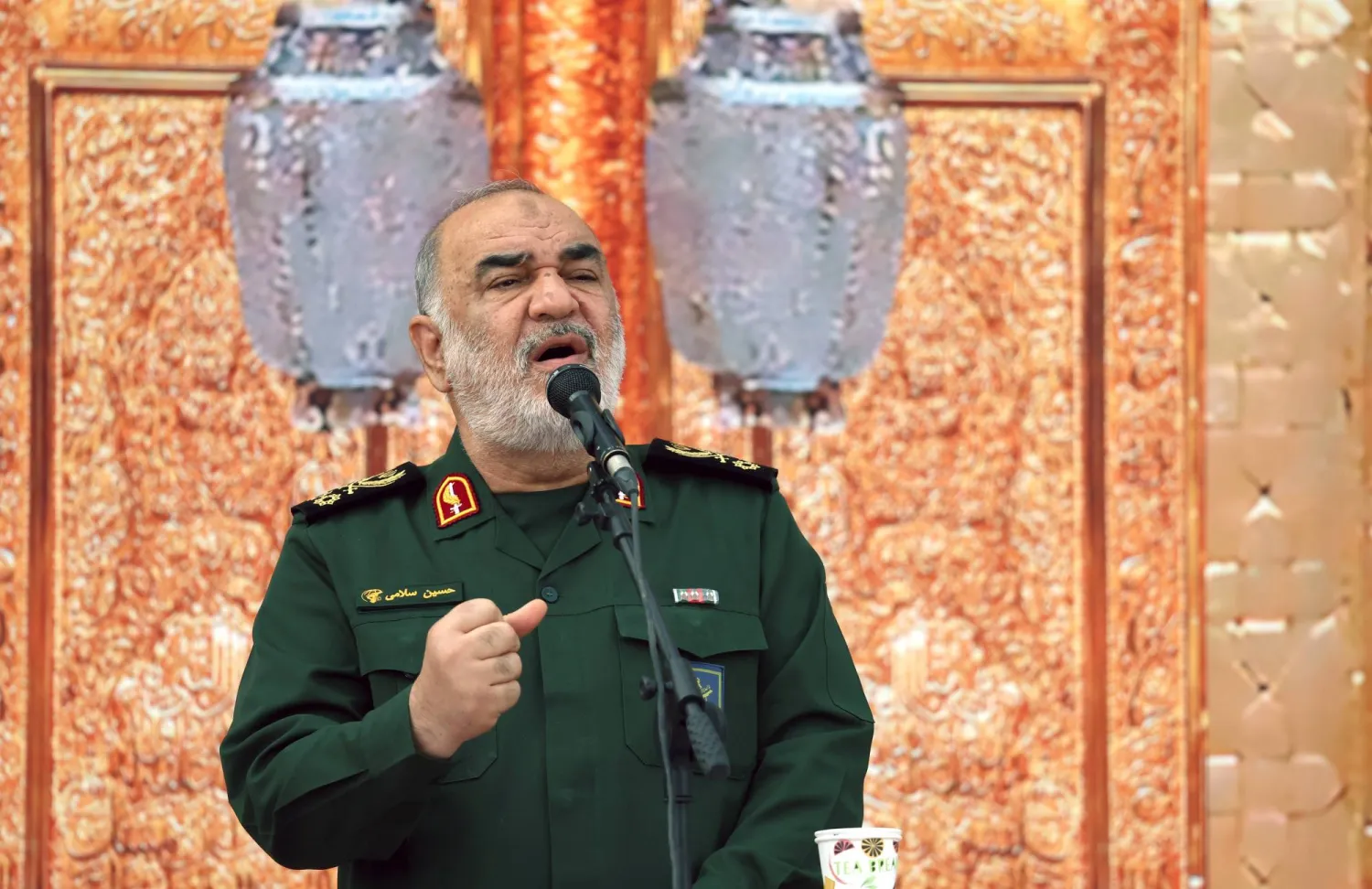 قائد «الحرس الثوري» الإيراني حسين سلامي يلقي كلمة في طهران يوم 15 مايو 2025 (إ.ب.أ)