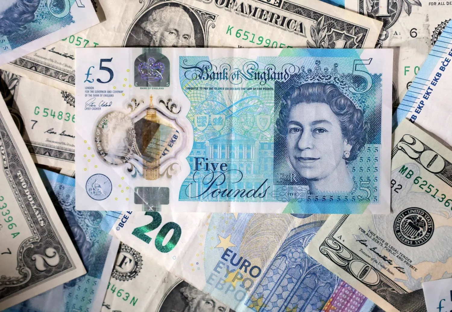 أوراق نقدية من فئة الدولار الأميركي واليورو والجنيه الإسترليني (رويترز)