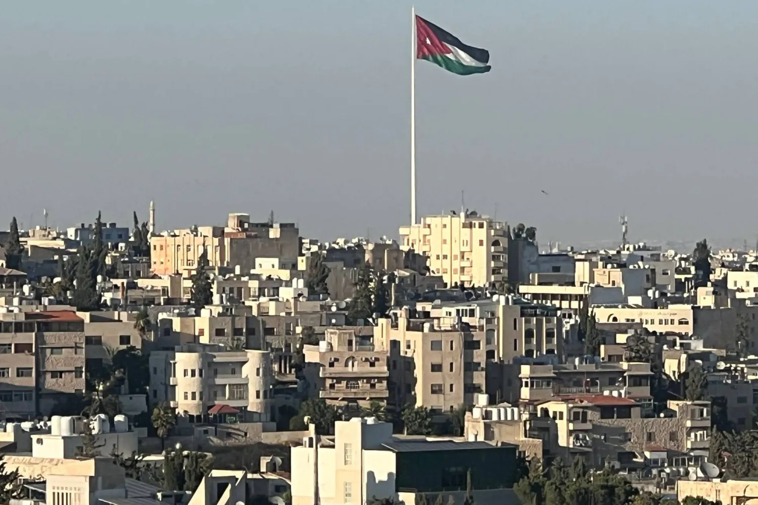 علم الأردن في العاصمة عمان (أ.ف.ب)