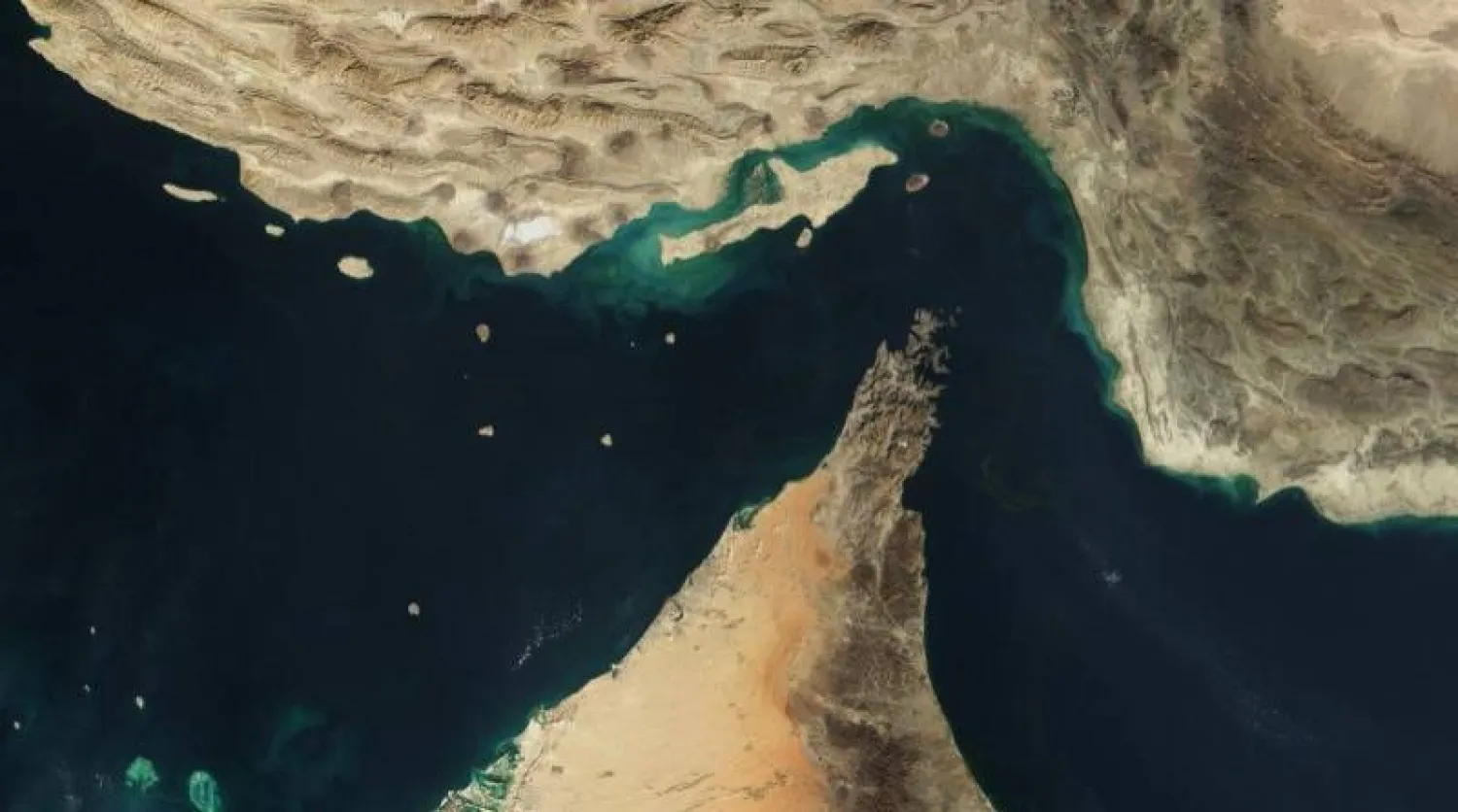 مضيق هرمز الواقع بين عُمان وإيران ويربط بين الخليج شمالاً وخليج عُمان وبحر العرب جنوباً (متداولة)