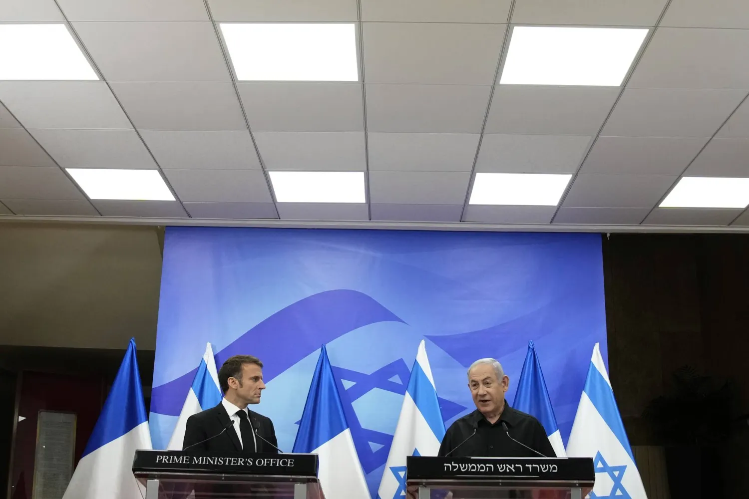 رئيس الوزراء الإسرائيلي بنيامين نتنياهو والرئيس الفرنسي إيمانويل ماكرون في القدس العام الماضي (أ.ب)
