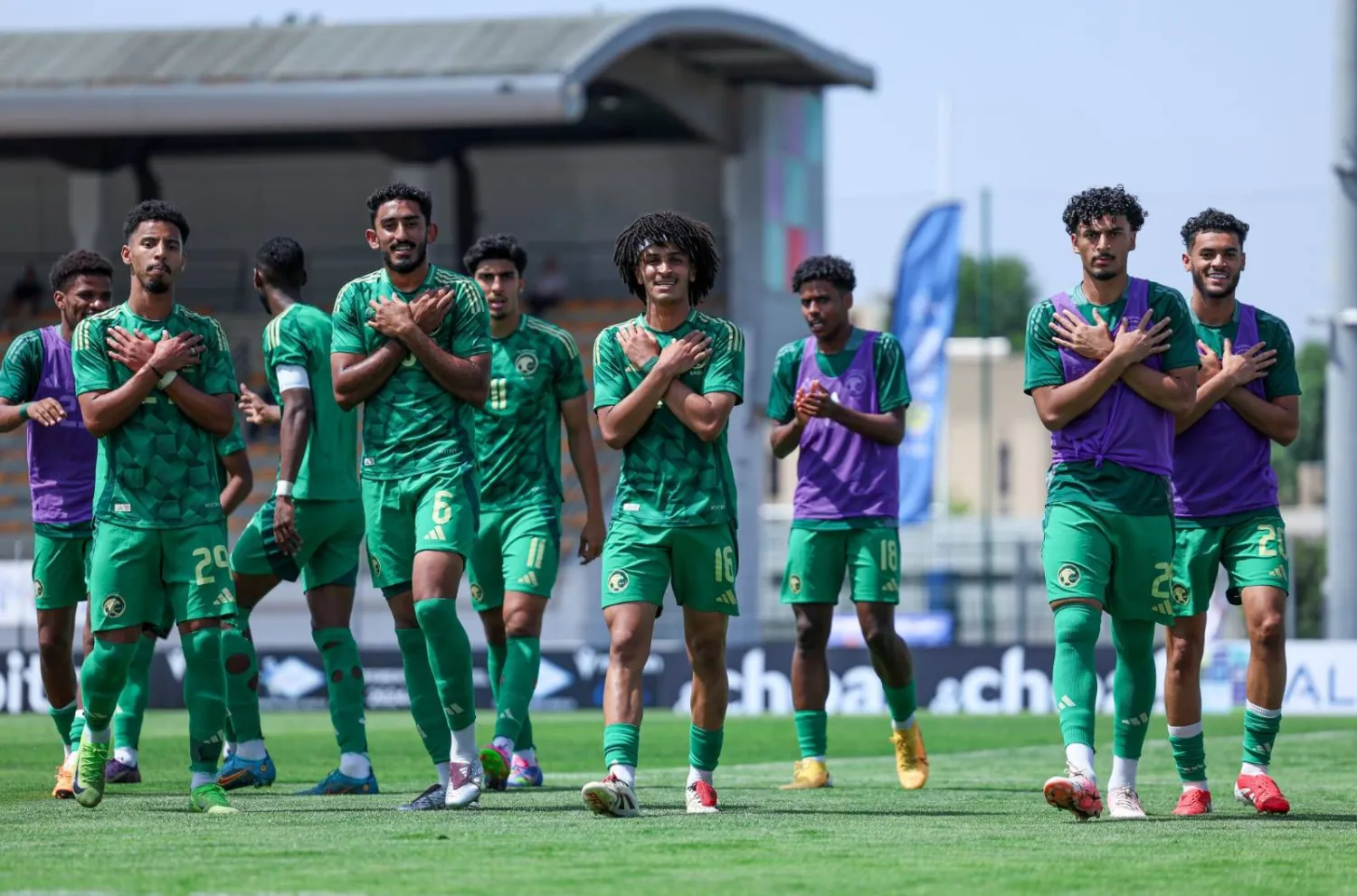 لاعبو «الأخضر» يعبرون عن فرحتهم بعد بلوغ النهائي (الشرق الأوسط)