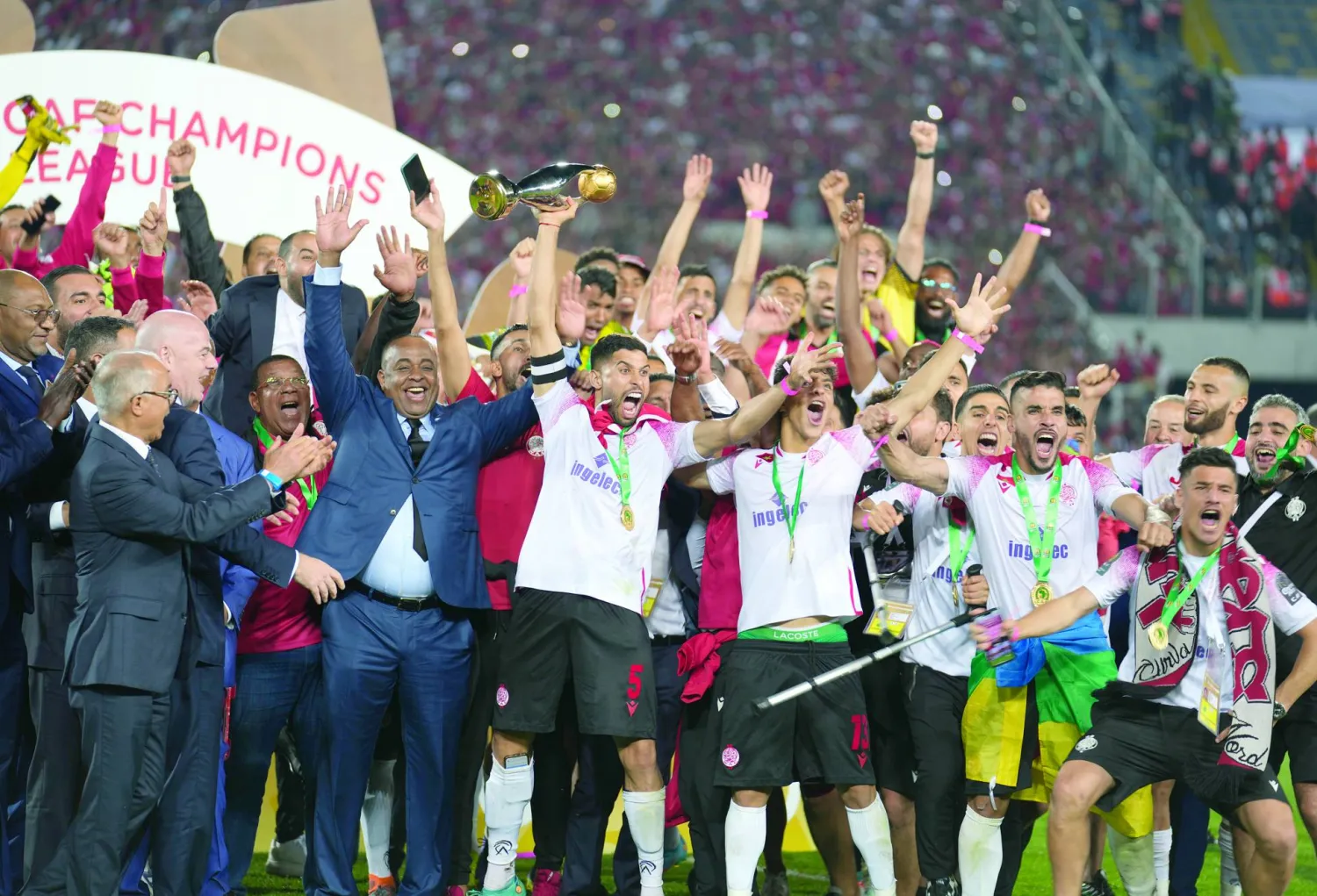 
الوداد المغربي المشارك في مونديال الأندية بصفته بطل دوري أبطال أفريقيا في موسم
 2021 - 2022 يستهل مشواره بمواجهة مانشستر سيتي (أ.ب)