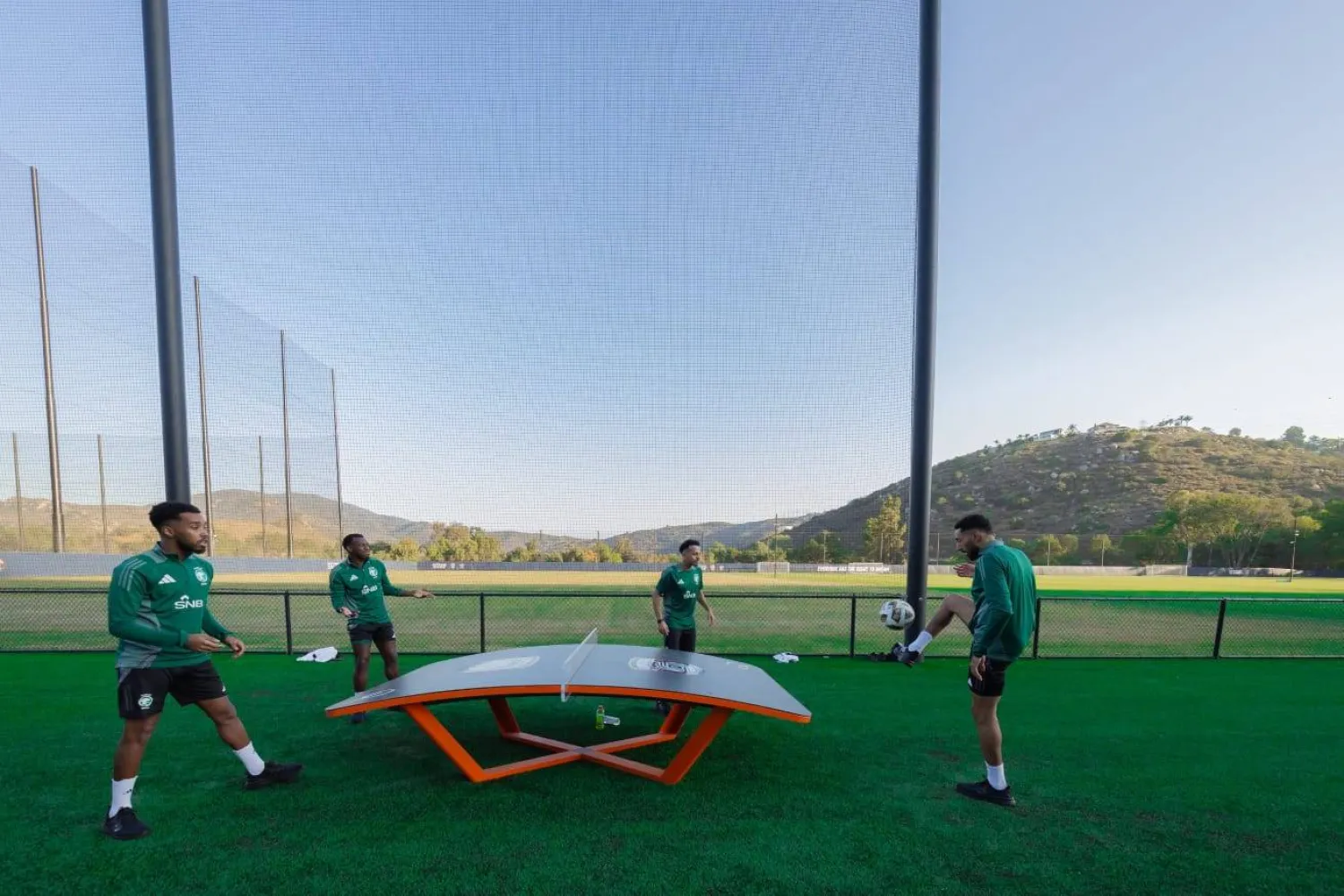 لاعبو «الأخضر» خلال استعداداتهم لبطولة الكأس الذهبية في أميركا (الشرق الأوسط)