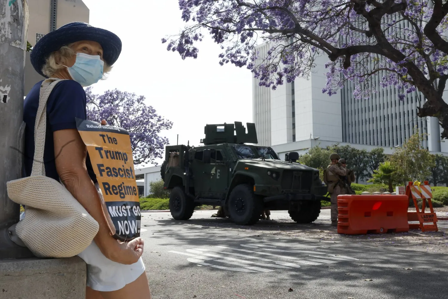 آلية لمشاة البحرية الأميركية (مارينز) تحمي مبنى فيدرالياً في لوس أنجليس التي شهدت مواجهات بين قوات الأمن ومحتجين على مداهمات لأماكن وجود مهاجرين غير شرعيين (إ.ب.أ)