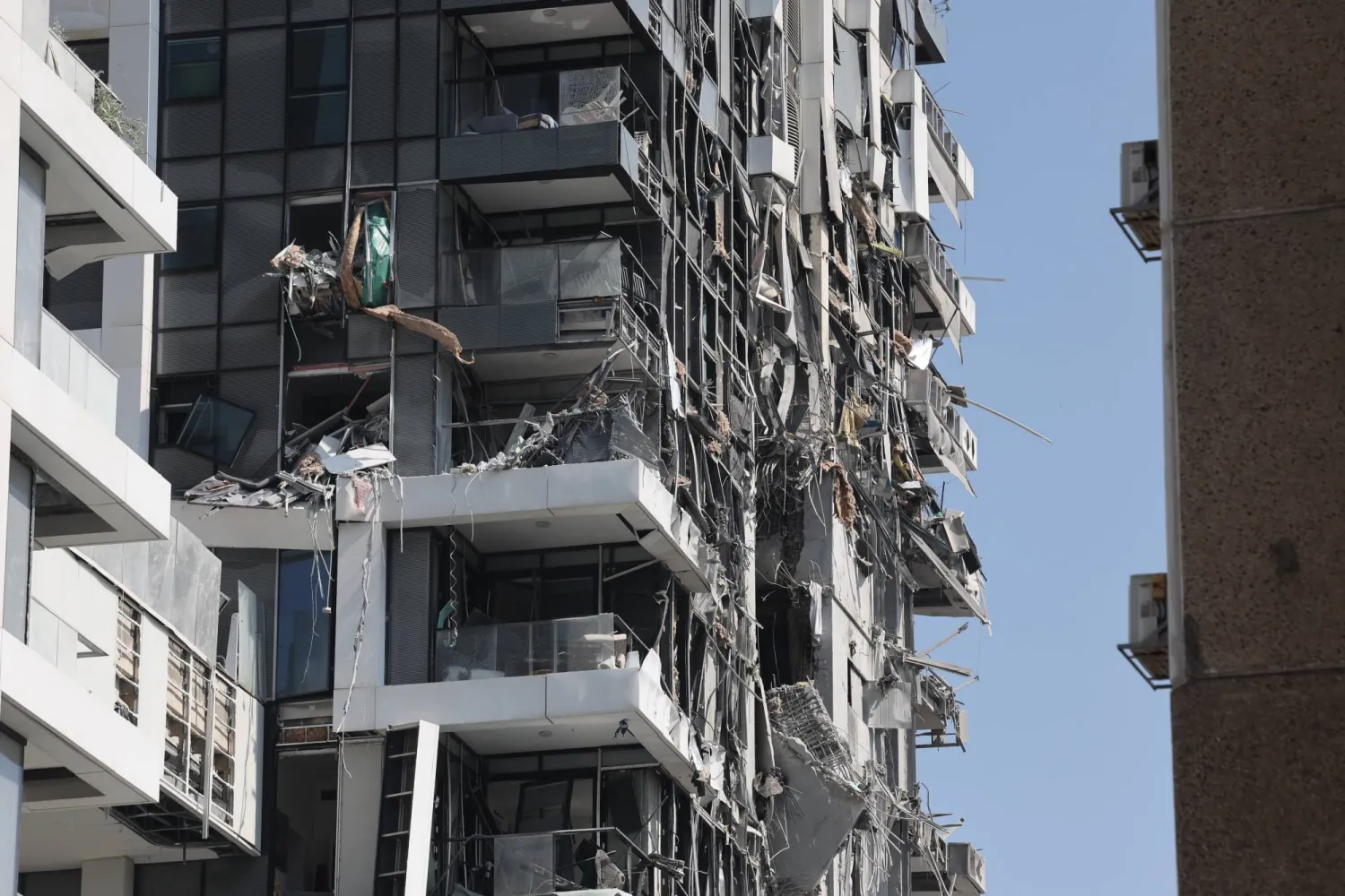 مبنى سكني متضرر بعد هجوم صاروخي باليستي على تل أبيب (إ.ب.أ)