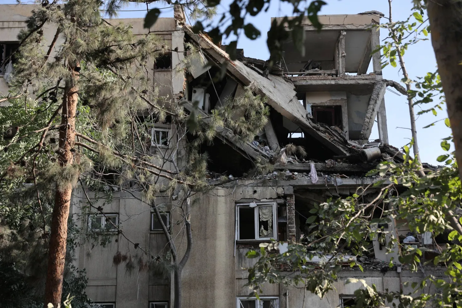 آثار الدمار في مبنى تعرض لقصف إسرائيلي في طهران (رويترز)