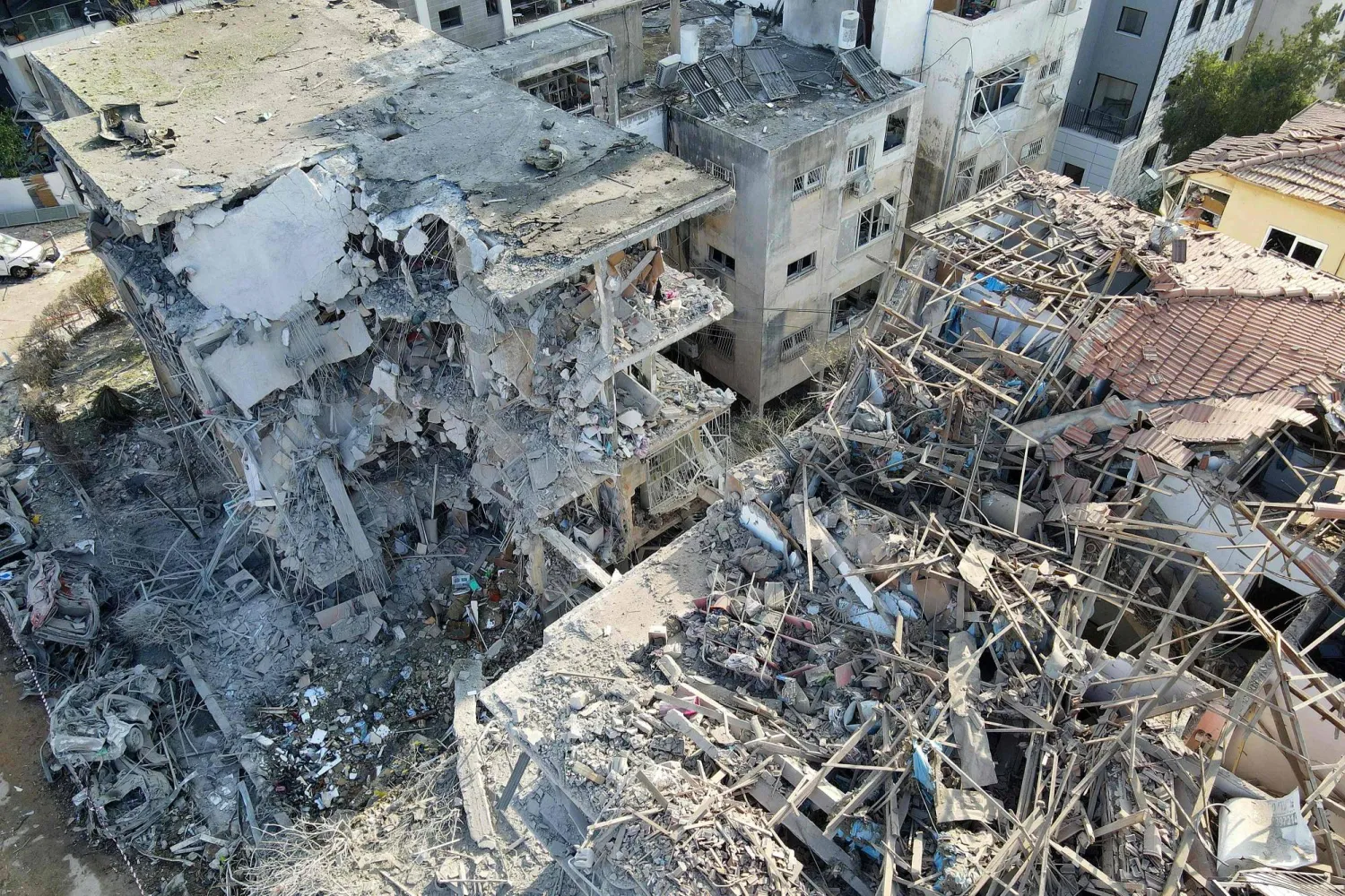 صورة جوية تظهر المباني المتضررة في موقع إسرائيلي أصيب بصاروخ أطلق من إيران (أ.ف.ب)