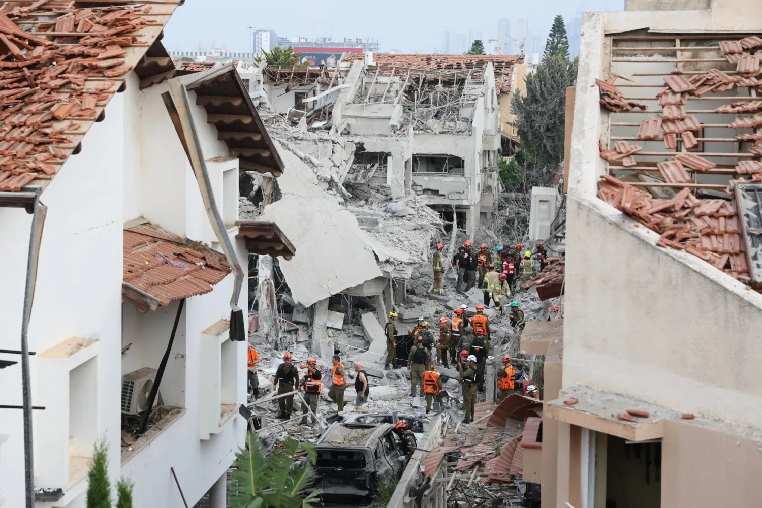 لقطة تُظهر الضرر الناجم عن سقوط صاروخ باليستي إيراني على مبان سكنية في ريشون لتسيون قرب تل أبيب (إ.ب.أ)