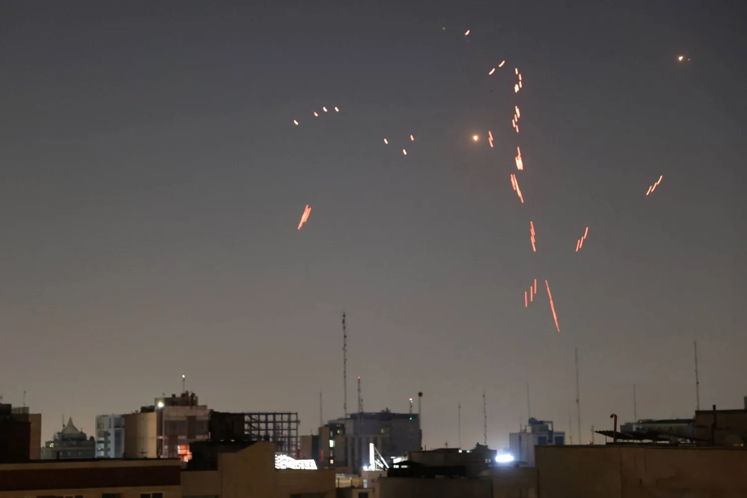 مضادات جوية في سماء طهران (رويترز)