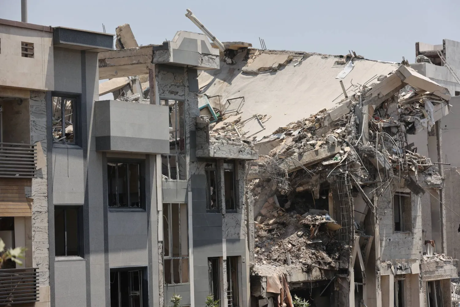 مبنى متضرر في أعقاب الغارات الإسرائيلية في طهران (رويترز)