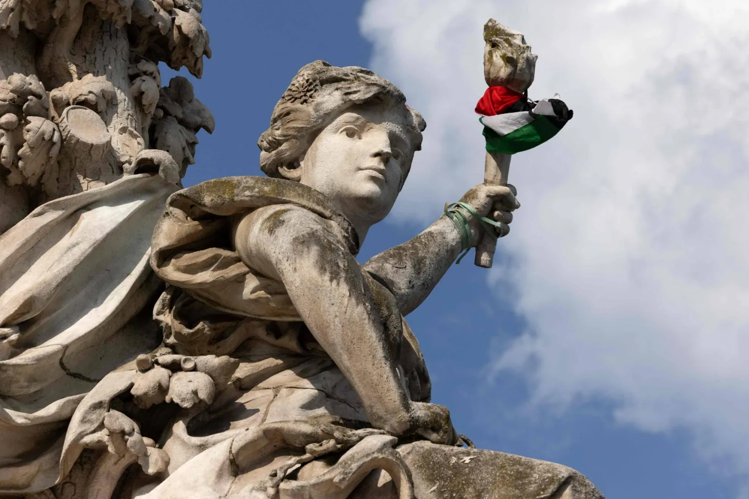 العلم الفلسطيني مرفوع على تمثال الجمهورية في باريس دعماً للفلسطينيين في غزة (أ.ف.ب)