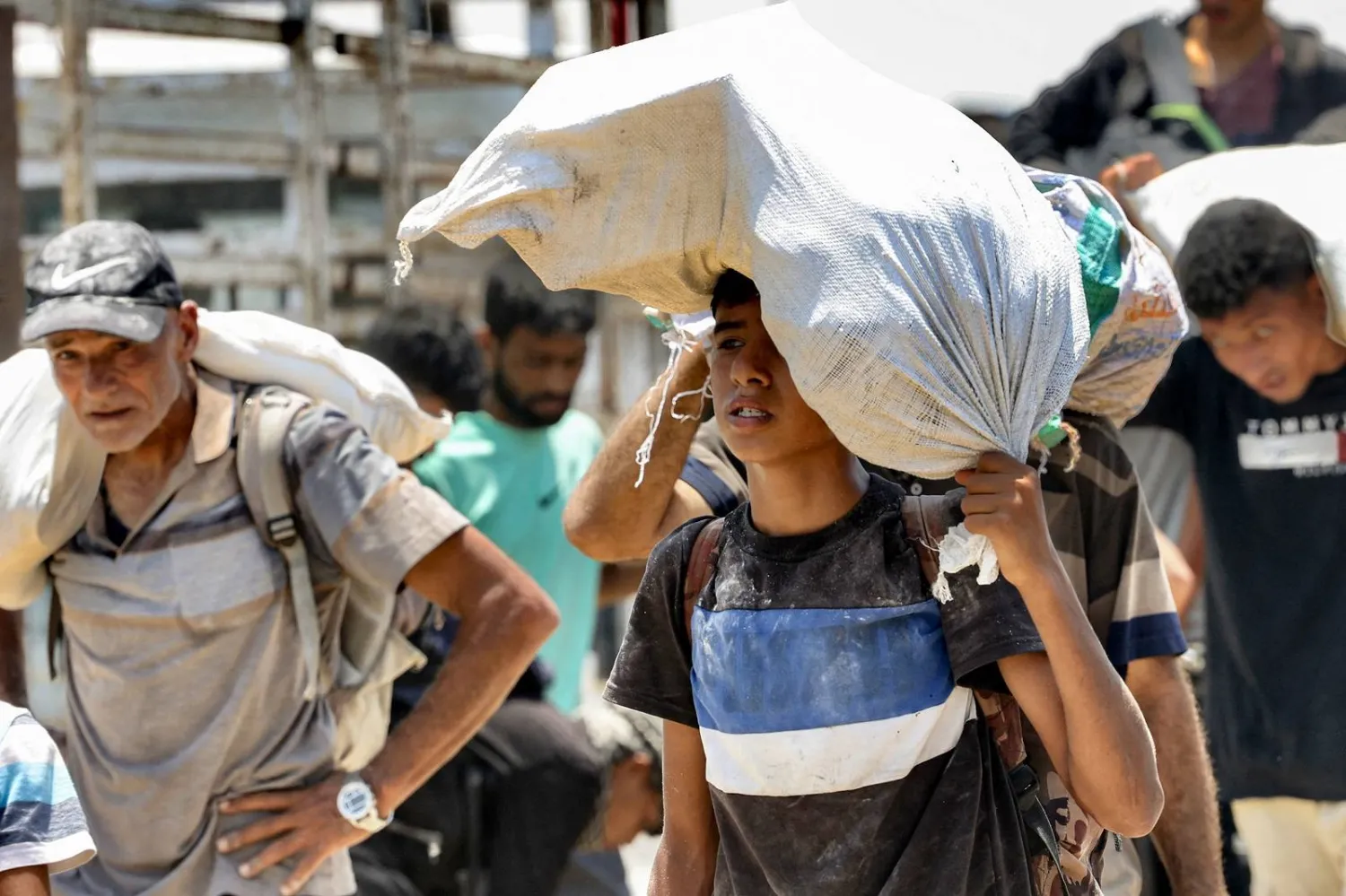 نازحون فلسطينيون يستلمون مساعدات إنسانية من مؤسسة تدعمها الولايات المتحدة في رفح جنوب قطاع غزة (أ.ف.ب)