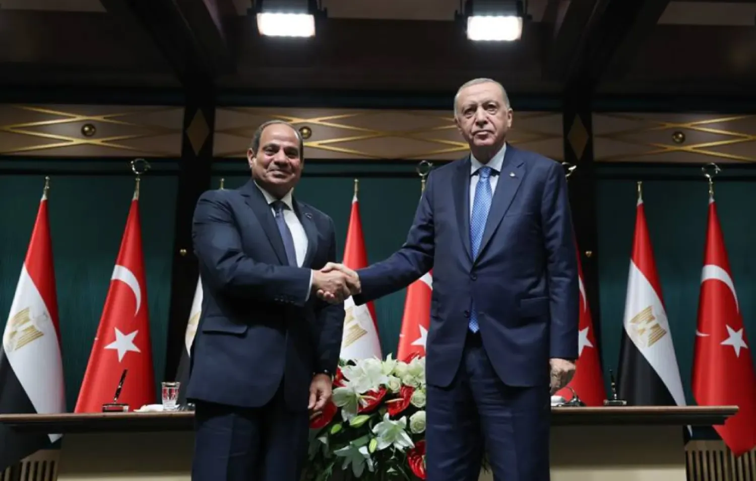 إردوغان مصافحاً السيسي عقب اجتماع المجلس الاستراتيجي في أنقرة 4 سبتمبر (أيلول) الماضي (الرئاسة التركية)