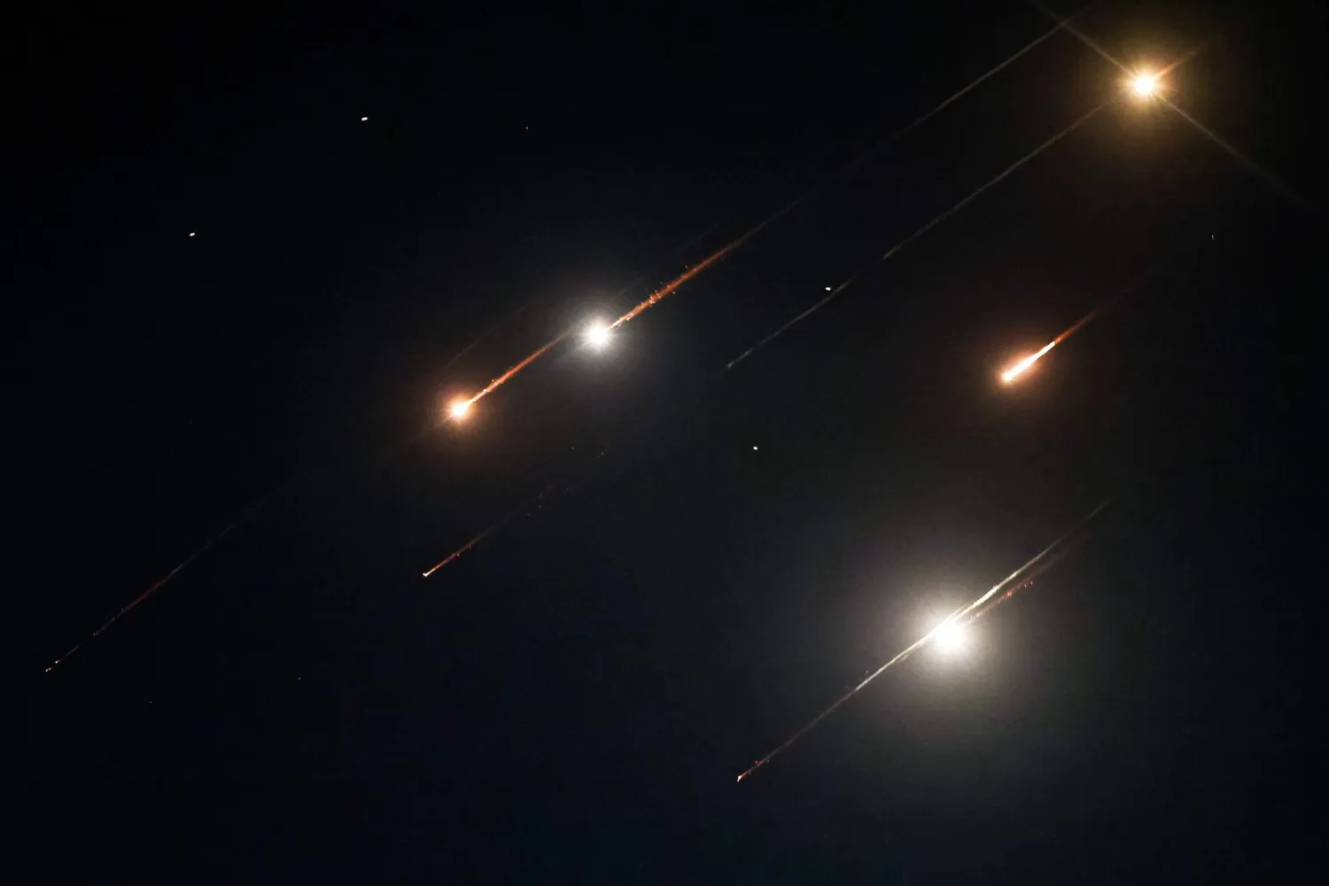 صواريخ أُطلقت من إيران في سماء نابلس بالضفة الغربية المحتلة (أ.ف.ب)