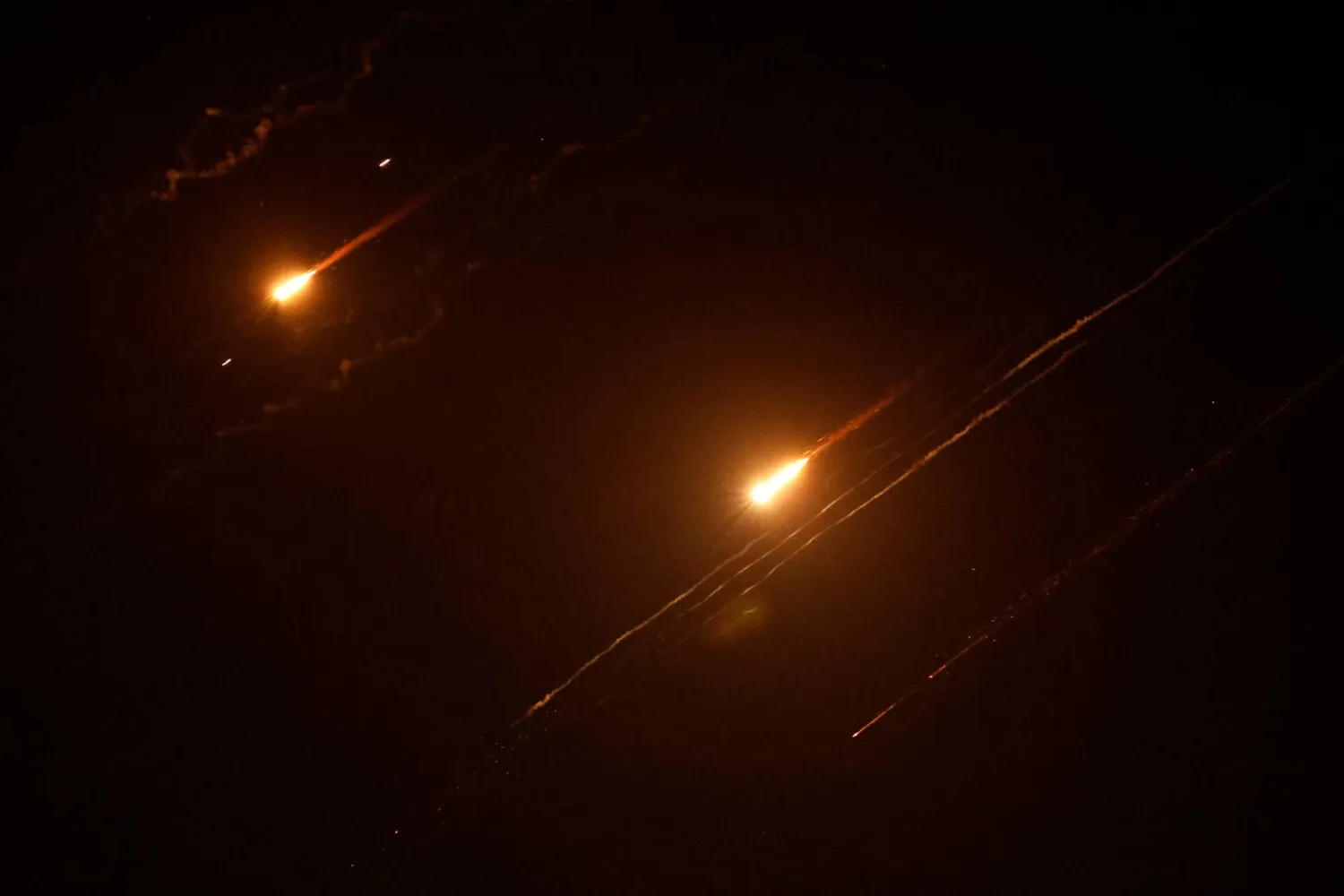 صواريخ أُطلقت من إيران باتجاه إسرائيل شوهدت في الضفة الغربية المحتلة (رويترز)