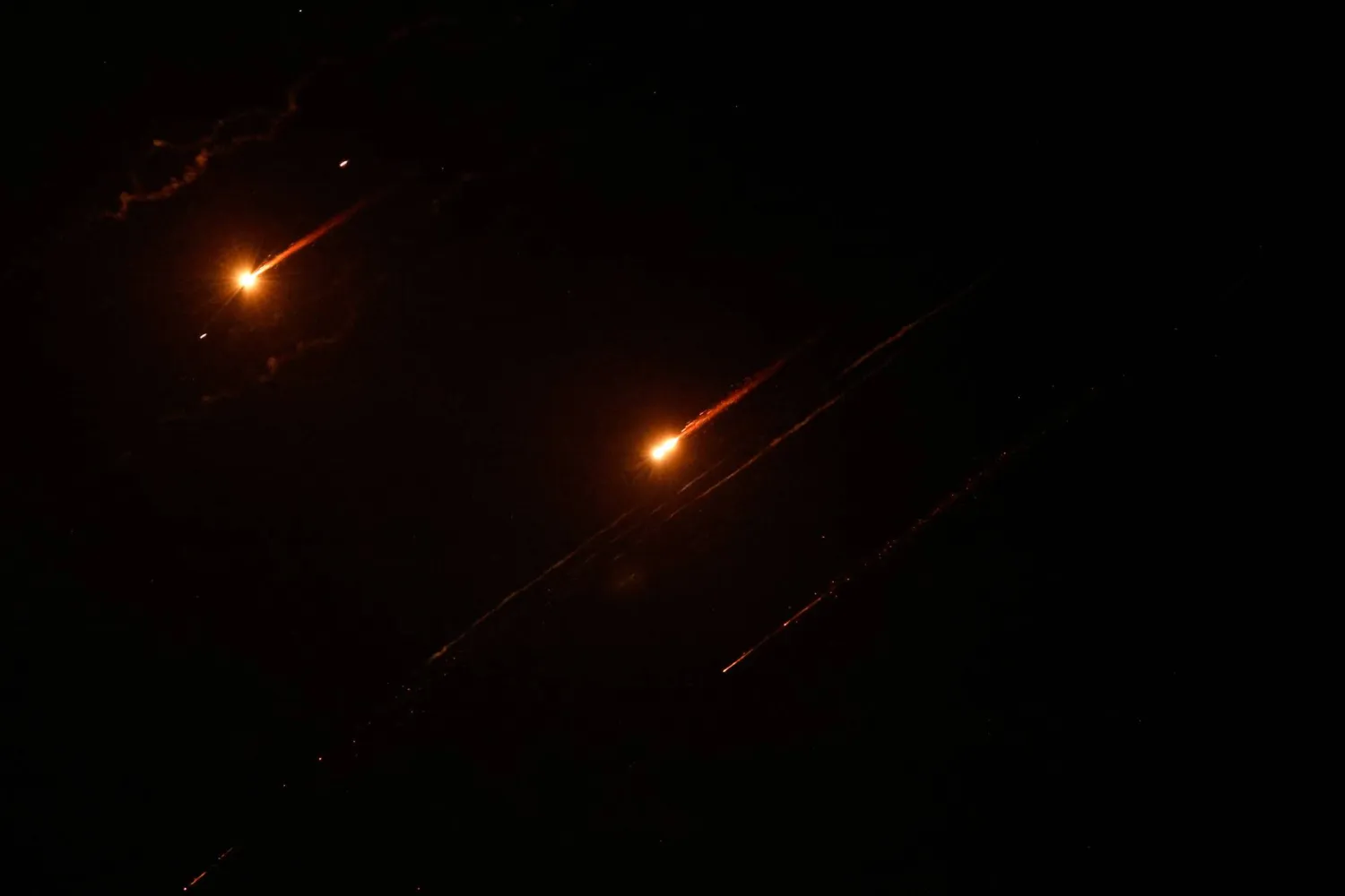 صواريخ أُطلقت من إيران باتجاه إسرائيل شوهدت في الضفة الغربية المحتلة (رويترز)