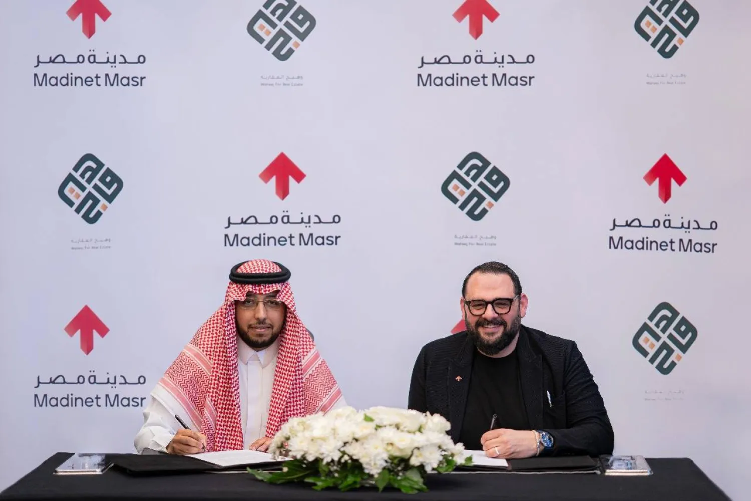 عبد الله سلام الرئيس التنفيذي لشركة «مدينة مصر» وراشد سعود الرئيس التنفيذي لـ«وهيج» العقارية خلال توقيع مذكرة التفاهم (إكس)