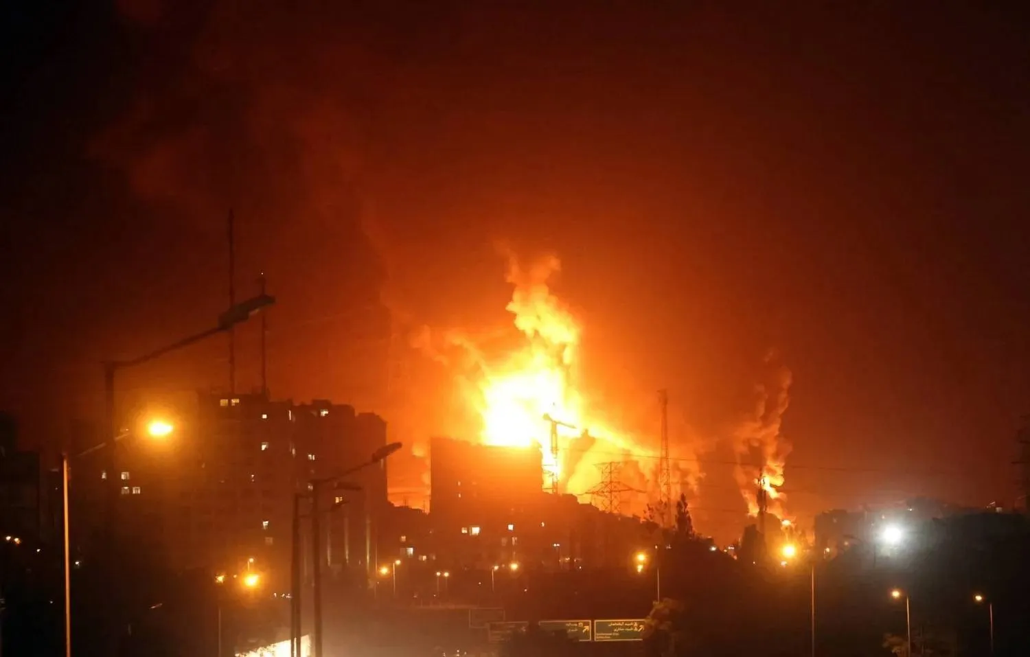 نار ودخان يتصاعدان من مستودع نفط في طهران (إ.ب.أ)