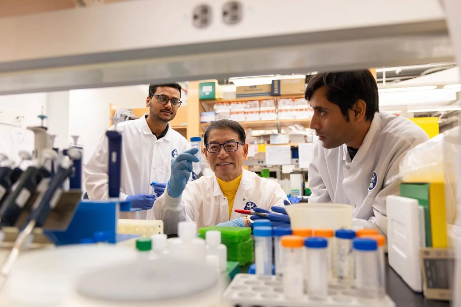 أعضاء من الفريق البحثي من جامعة تافتس يعملون على تطوير الغرسات الجديدة (جامعة تافتس)