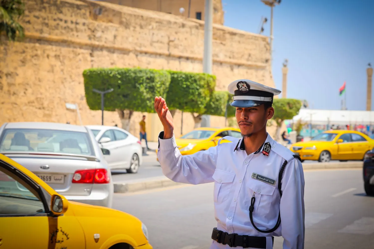 شرطي ليبي ينظم عملية المرور بجوار قلعة السرايا الحمراء وسط طرابلس (مديرية أمن طرابلس)