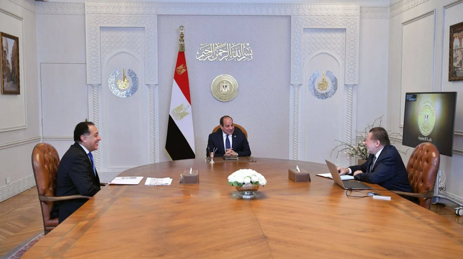 الرئيس المصري عبد الفتاح السيسي في لقاء سابق مع رئيس الوزراء مصطفى مدبولي ومحافظ البنك المركزي حسن عبد الله (الرئاسة المصرية)