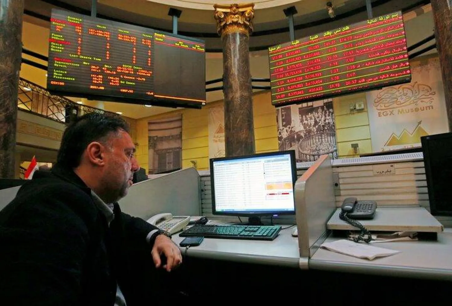 متداول يعمل في البورصة المصرية بالقاهرة (رويترز)